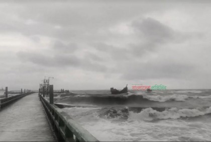 সিত্রাংয়ের প্রভাবে সেন্টমার্টিন উত্তাল, ঢেউয়ের আঘাতে ডুবে গেছে ১৩ ট্রলার