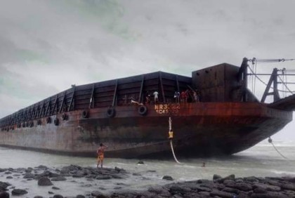 ঝোড়ো হাওয়ায় সেন্টমার্টিনে ভেসে এলো মালবাহী বার্জ


