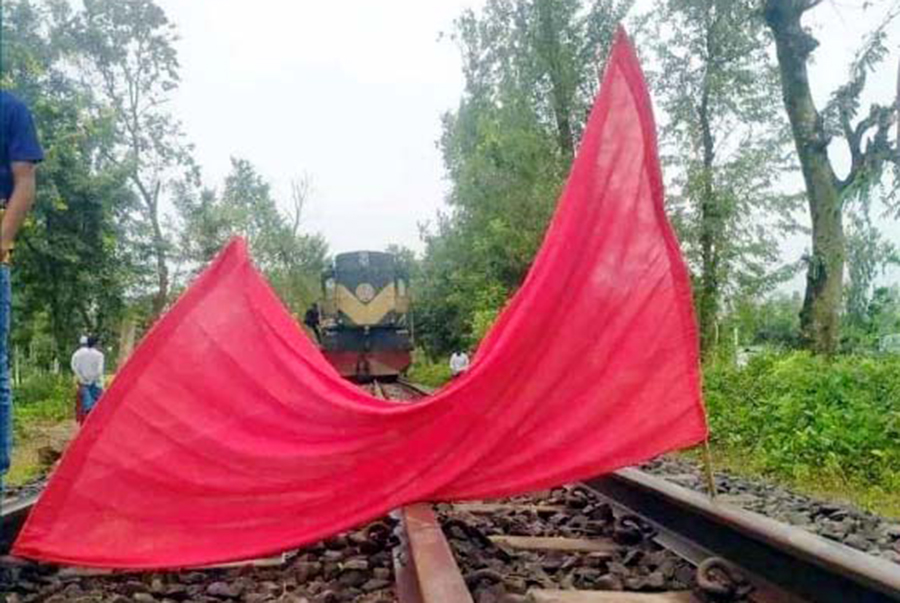 লাল কাপড় টানিয়ে যাত্রীবাহী ট্রেনকে রক্ষা করলো যুবক