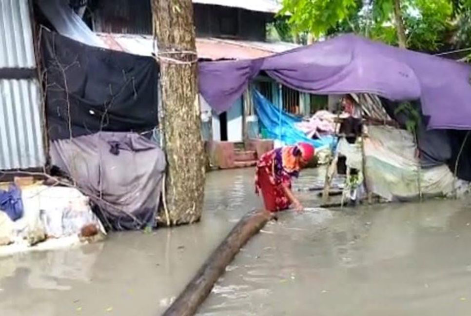 বাগেরহাটে সিত্রাংয়ে বাঁধ ভেঙে ৪ শতাধিক বাড়ি-ঘর প্লাবিত
