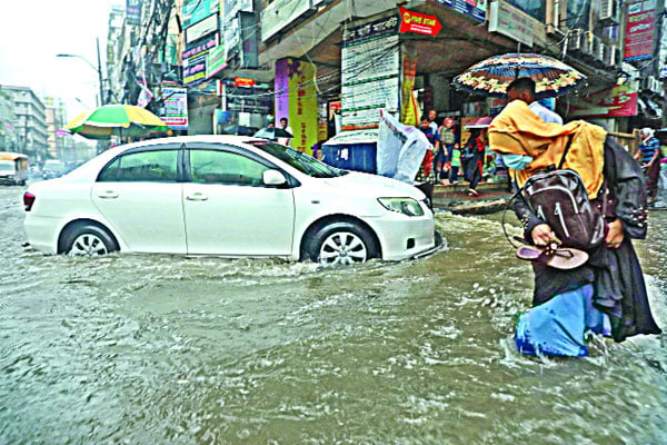 ঢাকাসহ সারা দেশে ঝড়বৃষ্টি বিপর্যস্ত জনজীবন