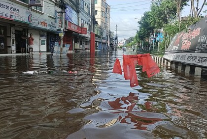 বরিশালের প্রধান প্রধান সড়ক এখনও পানিতে তলিয়ে: ৬টি বেড়িবাঁধ ক্ষতিগ্রস্ত