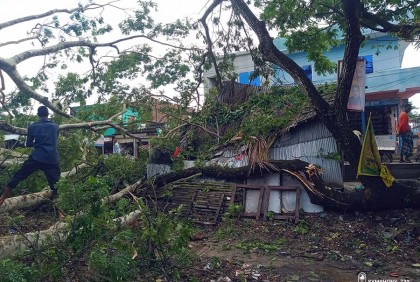 খুলনার উপকূলে কাঁচাঘর বিধ্বস্ত, ফসলের ক্ষতি 