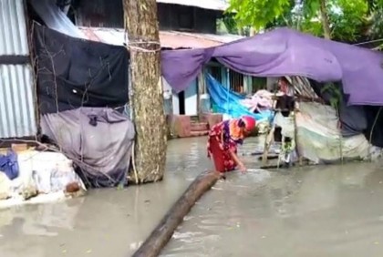 বাগেরহাটে সিত্রাংয়ে বাঁধ ভেঙে ৪ শতাধিক বাড়ি-ঘর প্লাবিত