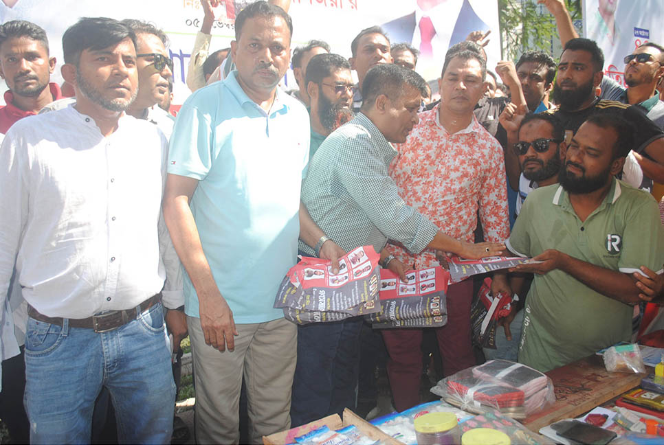 বরিশালে স্বেচ্ছাসেবক দলের সমাবেশ, লিফলেট বিতরণ
