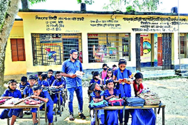 ভবন পরিত্যক্ত, খোলা আকাশের নিচে ক্লাস