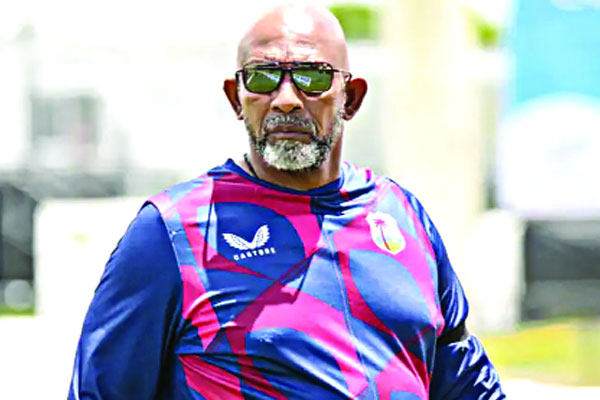 ক্ষমা চেয়ে দায়িত্ব ছাড়লেন সিমন্স
