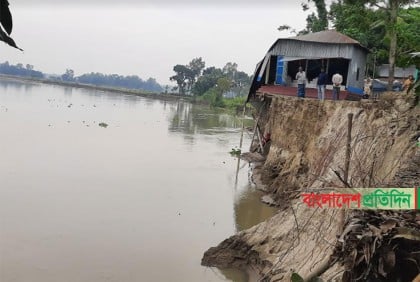 মানিকগঞ্জ অসময়ে নদী ভাঙন, দিশেহারা মানুষ