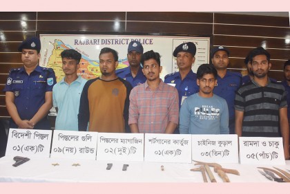 রাজবাড়ীতে যাবজ্জীবন দণ্ডপ্রাপ্ত আসামিসহ ৫ ডাকাত গ্রেফতার