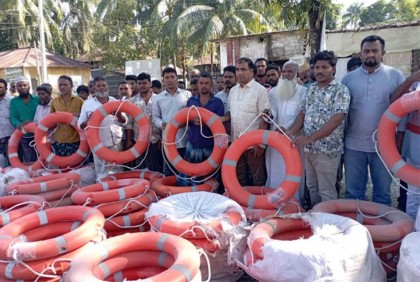 মোরেলগঞ্জে জেলেদের মাঝে লাইফ বয়া বিতরণ