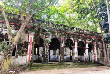 অবহেলা অযত্নে পড়ে আছে ত্রিপুরা মহারাজার কাচারি বাড়ি
