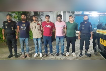 লাগেজ পার্টির সদস্যদের কাছ থেকে পোশাক উদ্ধার, গ্রেফতার ৫
