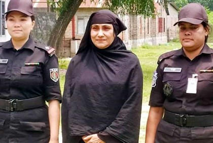 পোশাকের কারণে তরুণীকে হেনস্তা : শীলার মুক্তিতে বাধা নেই