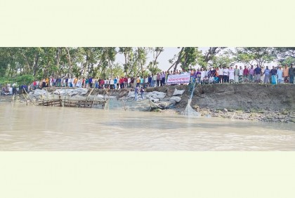 গলাচিপায় নদীভাঙন রোধের জন্য মানববন্ধন