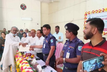 বোয়ালমারীতে মুক্তিযোদ্ধাদের ডিজিটাল সনদ ও স্মার্ট কার্ড বিতরণ 