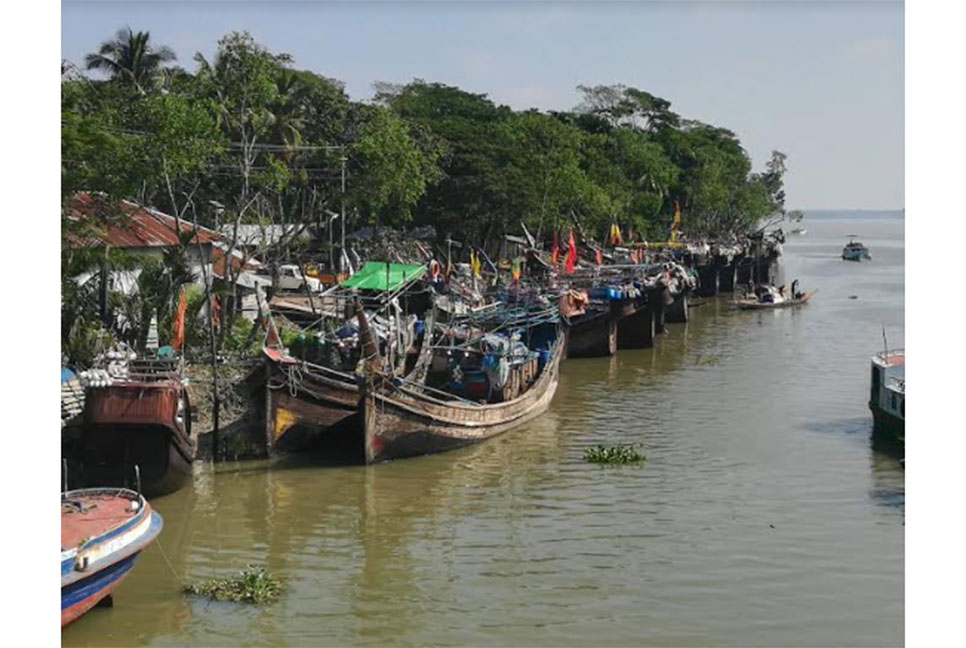 মধ্যরাতে উঠছে নিষেধাজ্ঞা, ইলিশ
শিকারে প্রস্তুত জেলেরা