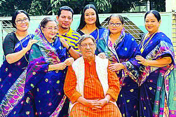 পারিবারিক গল্প নিয়ে ‘ফ্যামিলি ডিসটেন্স’