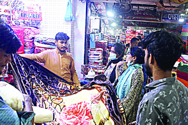 কম্বলের দোকানে ভিড়