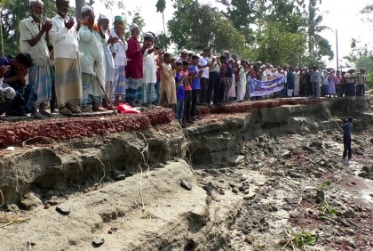 ভাঙন রোধে লক্ষ্মীপুরের মেঘনার পাড়ে বিশেষ দোয়া
