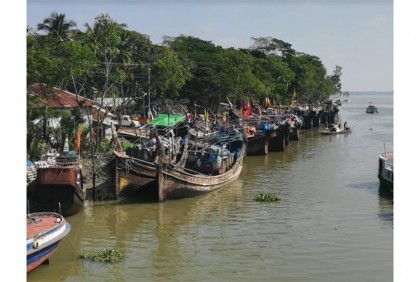 মধ্যরাতে উঠছে নিষেধাজ্ঞা, ইলিশ
শিকারে প্রস্তুত জেলেরা