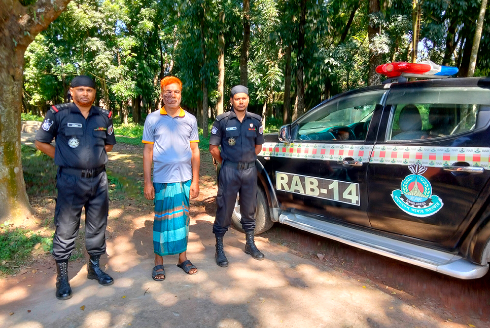 কিশোরগঞ্জে দেশীয় অস্ত্রসহ গ্রেফতার ১