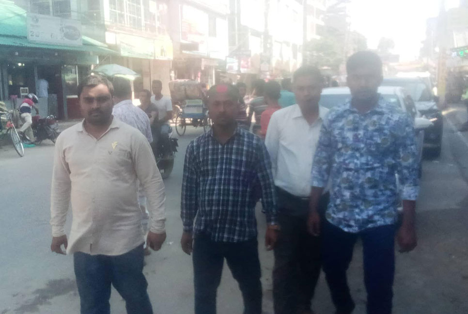তিন প্রবেশপথে বাধা, হেঁটে-সাঁতরে-সাইকেলে সমাবেশে বিএনপির নেতা-কর্মীরা