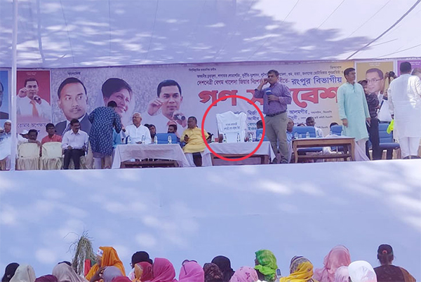 গণসমাবেশ মঞ্চে রাখা হয়েছে খালেদা জিয়ার জন্য চেয়ার