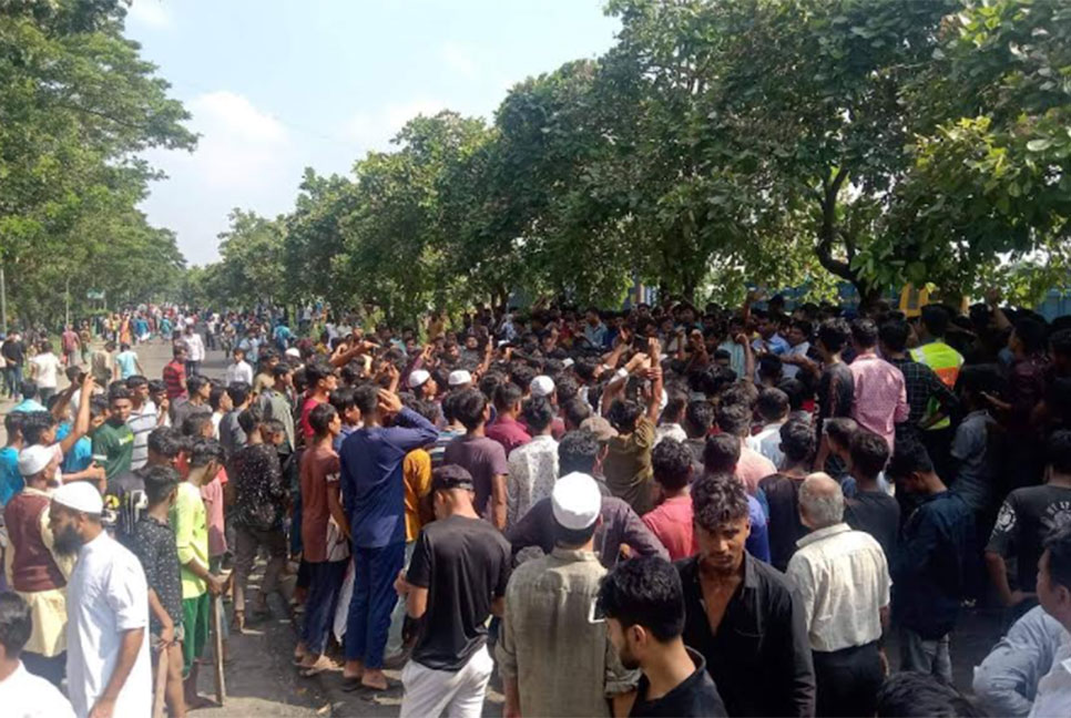 
ট্রাকচাপায় নিহত শিক্ষার্থী, ঢাকা-চট্টগ্রাম মহাসড়ক অবরোধ 