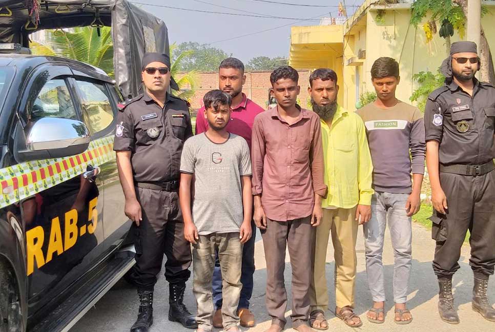 নাটোরে ২৬ কেজি গাঁজাসহ গ্রেফতার ৫

