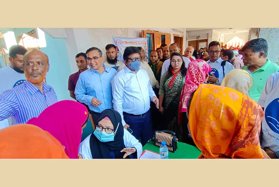 বগুড়ায় ফ্রি মেডিকেল ক্যাম্পে মানুষের ঢল

