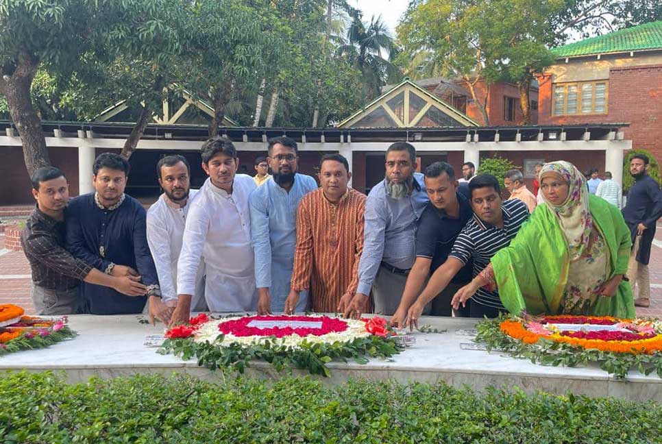 বঙ্গবন্ধুর সমাধিতে বিআরটিএ কর্মচারী কল্যাণ সমিতির শ্রদ্ধা

