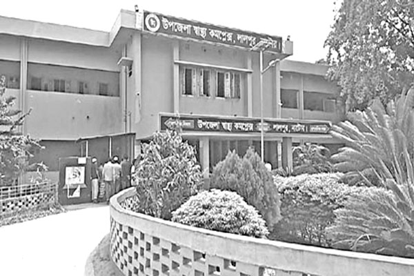 স্বাস্থ্য কমপ্লেক্সে চিকিৎসাসেবা দিচ্ছেন অ্যাম্বুলেন্সের চালক