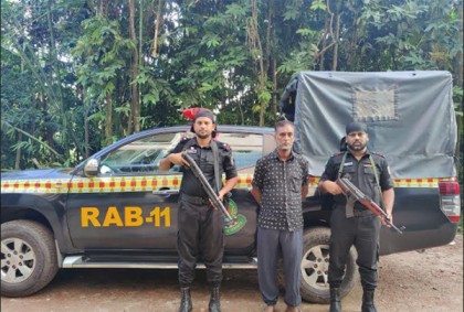 নোয়াখালীতে থেকে আগ্নেয়াস্ত্রসহ সন্ত্রাসী গ্রেফতার
