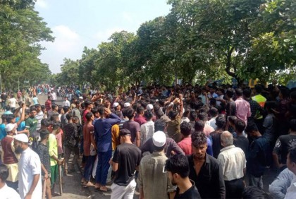
ট্রাকচাপায় নিহত শিক্ষার্থী, ঢাকা-চট্টগ্রাম মহাসড়ক অবরোধ 