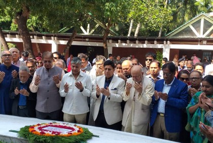 জাতির পিতার সমাধিতে পররাষ্ট্রমন্ত্রী ও সাবেক রাষ্ট্রদূতদের শ্রদ্ধা নিবেদন