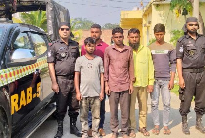 নাটোরে ২৬ কেজি গাঁজাসহ গ্রেফতার ৫

