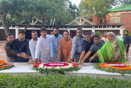 বঙ্গবন্ধুর সমাধিতে বিআরটিএ কর্মচারী কল্যাণ সমিতির শ্রদ্ধা

