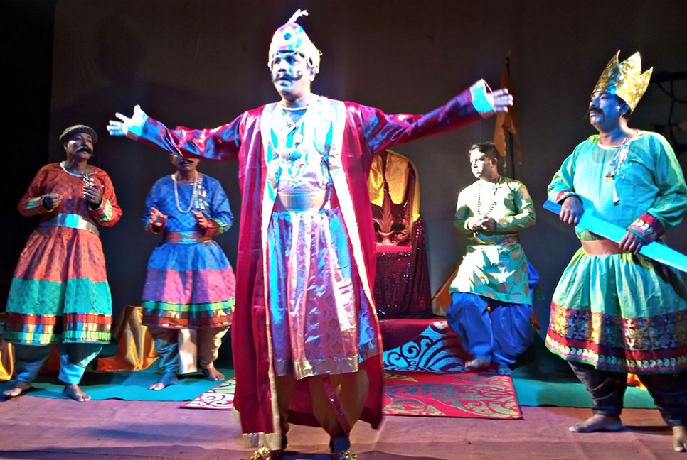 দিনাজপুরে নাট্যোৎসবে ‘রাজা অনুস্বারের পালা’
