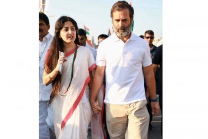 পুনমের হাত ধরে রাহুল গান্ধীর হাঁটা, সমালোচনার শিকার অভিনেত্রী

