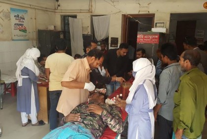বরযাত্রী রেখে গাড়ি ছেড়ে দেওয়া নিয়ে সংঘর্ষ, নারীসহ আহত ১৫
