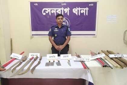 সেনবাগে বিপুল পরিমাণ দেশীয় অস্ত্র উদ্ধার