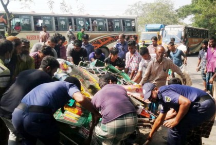বাসের ধাক্কায় একই পরিবারের তিনজনসহ নিহত ৪