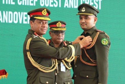 বাংলাদেশ সেনাবাহিনীর এভিয়েশন বেসিক কোর্স-১২ এর ব্রেভেট ও সার্টিফিকেট প্রদান অনুষ্ঠানে সেনাপ্রধান 