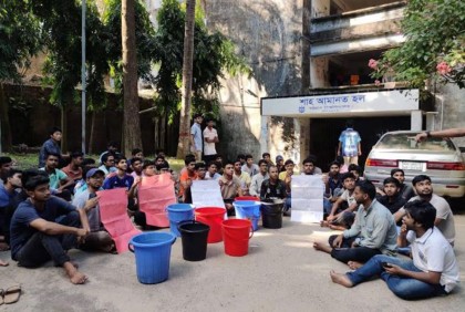 হলে তালা লাগিয়ে আন্দোলন চবি শিক্ষার্থীদের
