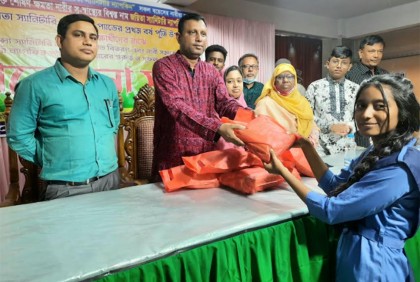 জয়পুরহাটে সচেতনতা বাড়াতে ছাত্রীদের মাঝে স্যানিটারি ন্যাপকিন বিতরণ