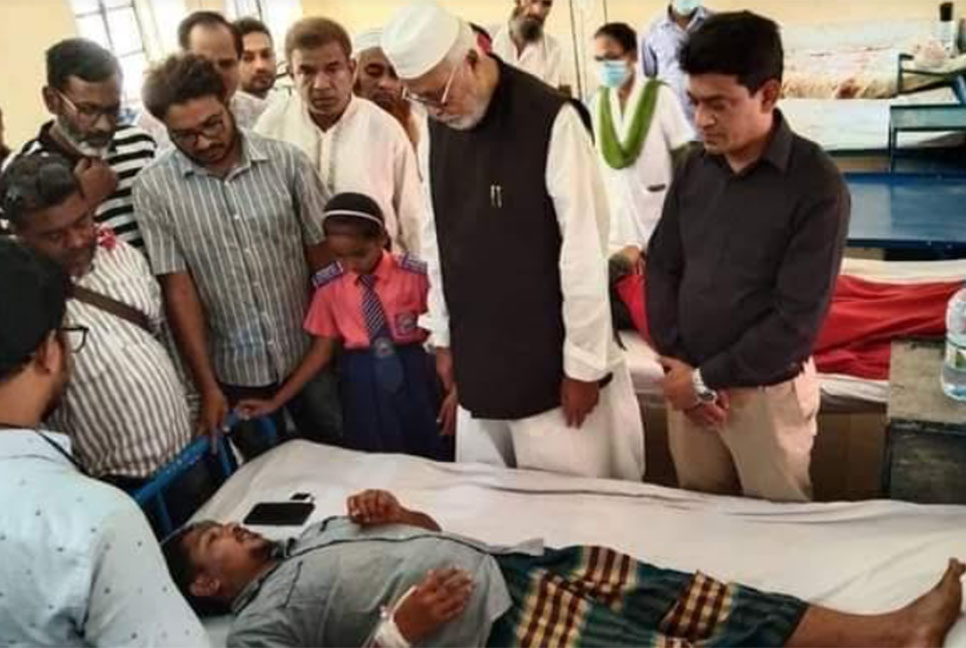 আহত দলীয় নেতাকে দেখতে হাসপাতালে কাদের সিদ্দিকী