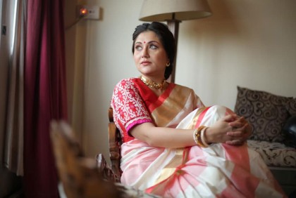 এক মিনিটেই শাড়ি পরে দেখালেন স্বস্তিকা