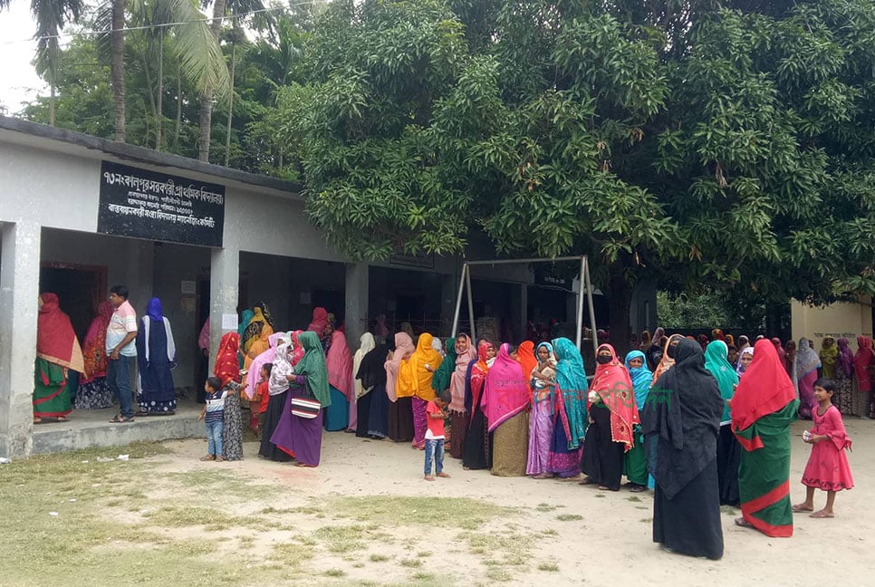 চাঁপাইনবাবগঞ্জে ইভিএমে ভোটগ্রহণে ধীরগতি, দীর্ঘ অপেক্ষা ভোটারদের