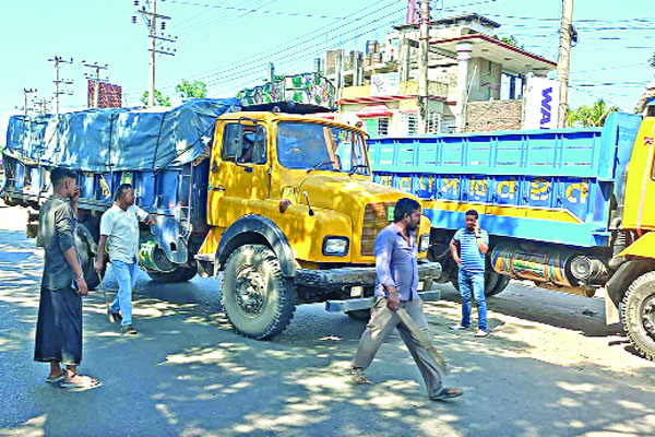 সিলেটে পণ্য পরিবহন ধর্মঘটে বাজার চড়া