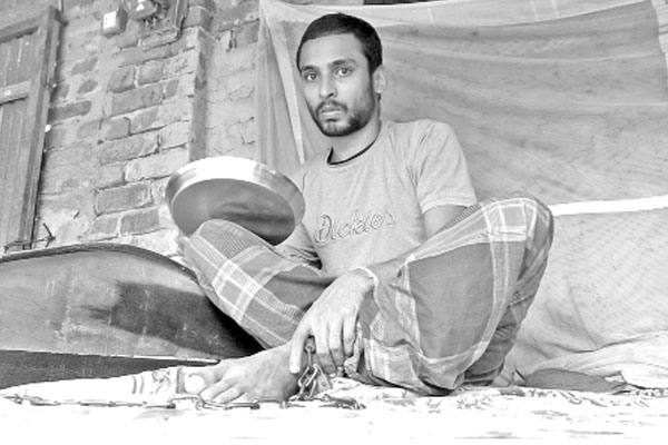 স্বপ্ন ছিল পরিবারের হাল ধরার, এখন শিকলবন্দি